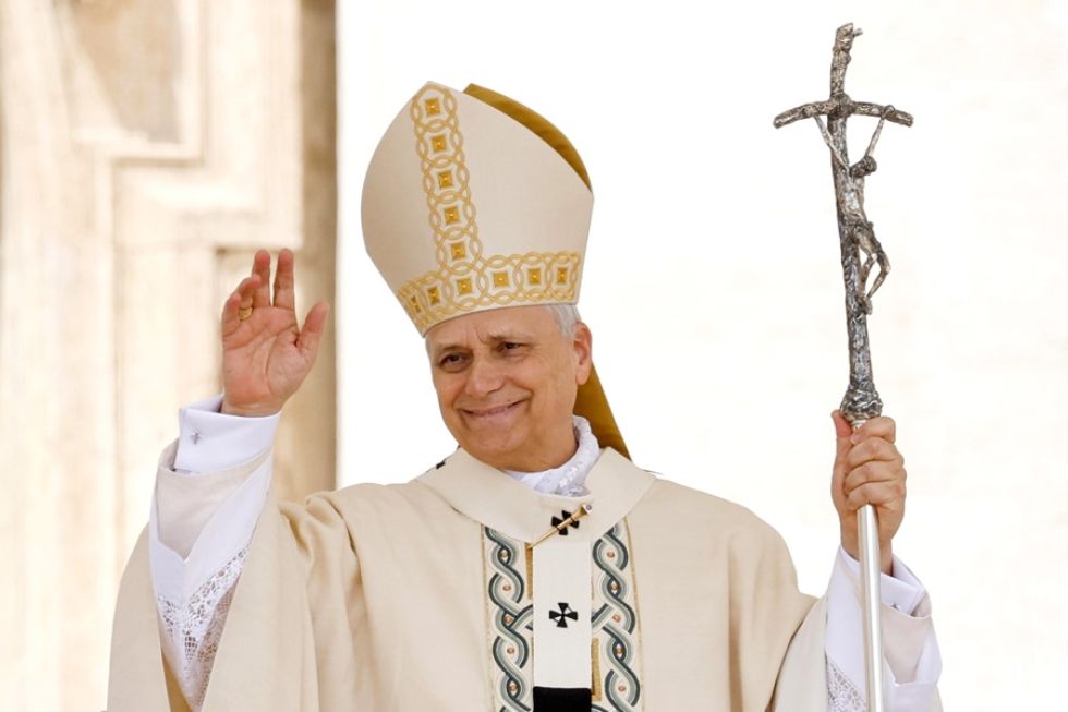 El papa León XIV bendiciendo, con la cruz pastoral en la mano