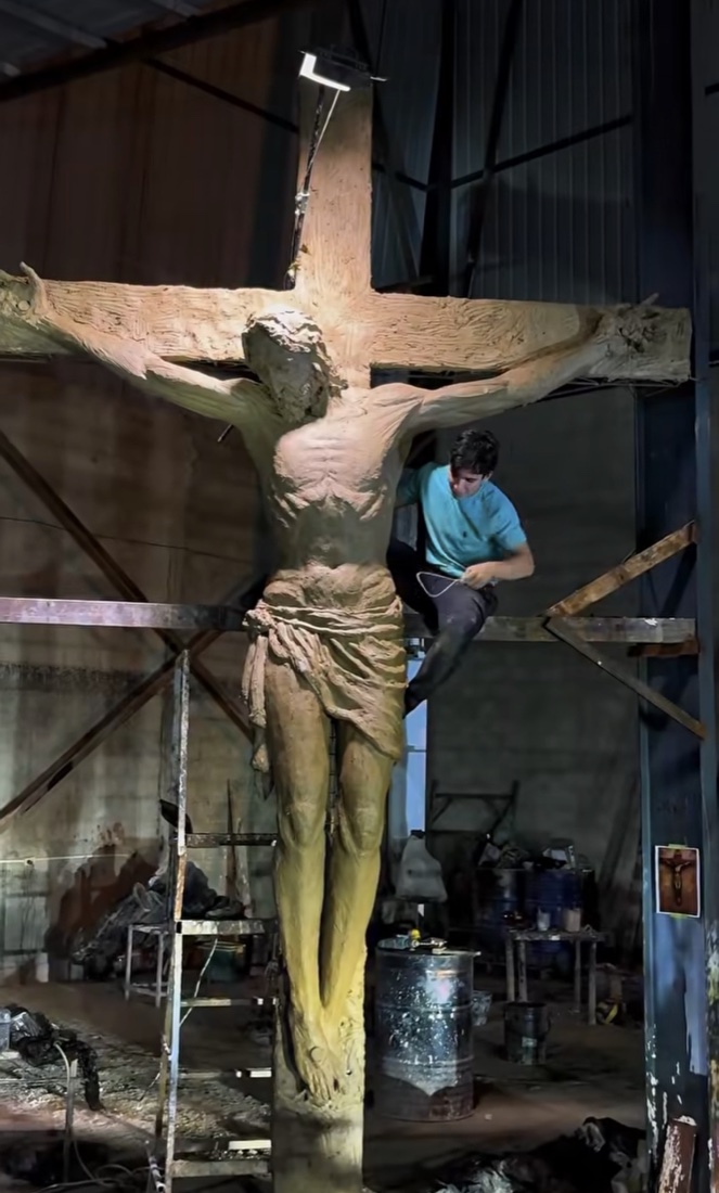Escultura de Cristo crucificado, obra de Josué Benjamín Figueroa