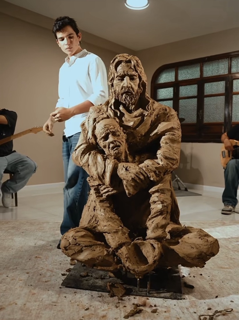 Escultura de Jesús abrazando a un pobre, obra de Josué Benjamín Figueroa